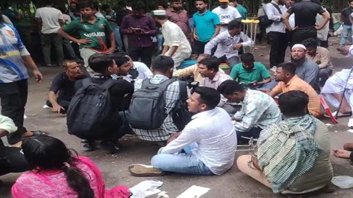 জুলাই ঘোষণাপত্রের দাবিতে যমুনার সামনে অবস্থান